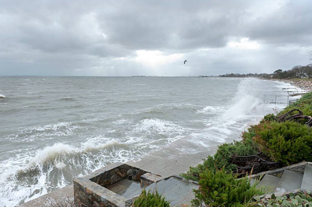 Removing Incentivesfor Development From High-Risk Areas Boosts Flood Resilience